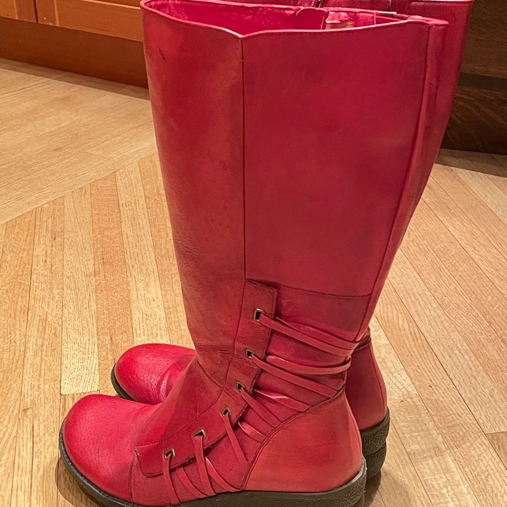 MIZ MOOZ Red Leather Boots Size 9.5🥰